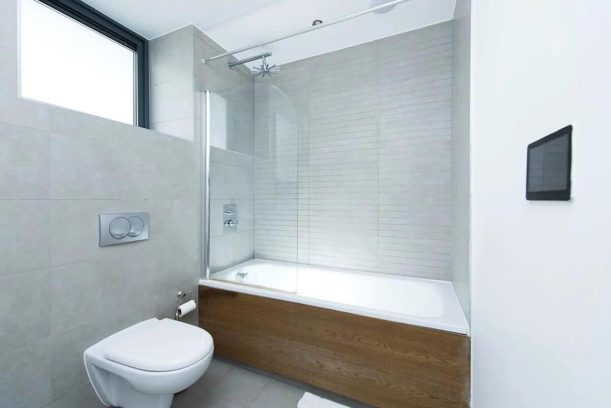 Modern 2 Bed Apartment W Balcony In Лондон Экстерьер фото