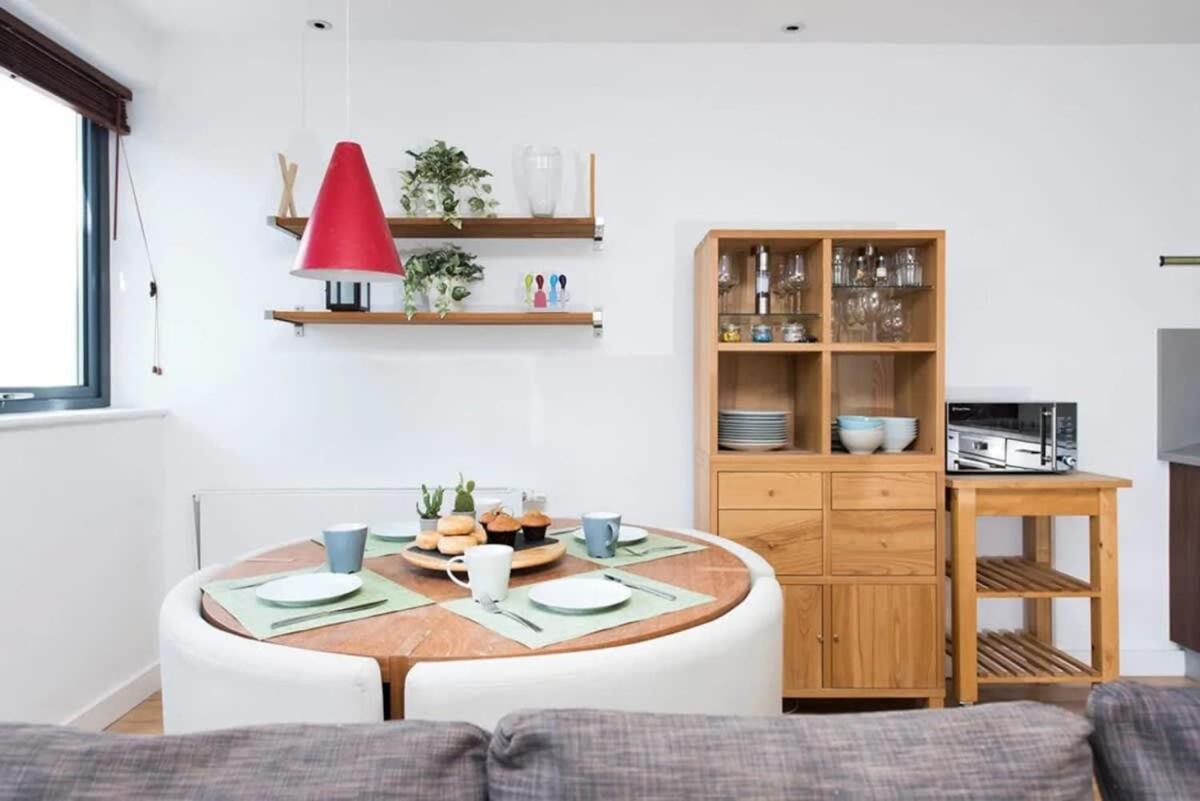 Modern 2 Bed Apartment W Balcony In Лондон Экстерьер фото